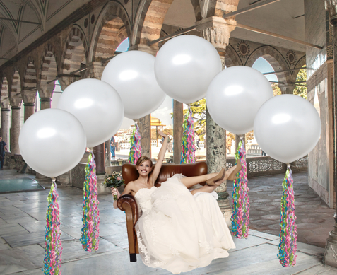 Mit-Helium-Ballongas-schwebende-grosse-Ballons-sind-die-aktuellen-Glanzpunkte-auf-Hochzeitsfeiern